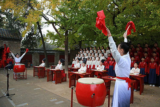 山东省日照市,千年银杏树下再现汉服,开笔礼