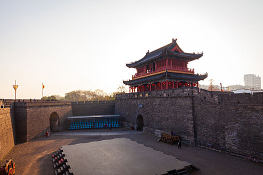 晴日里的荆州古城墙和城门楼