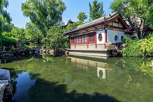 古建筑前的池塘,济南市趵突泉公园