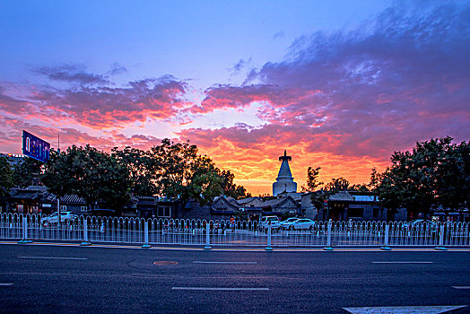 夕阳下的白塔寺白塔