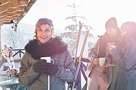 头像,微笑,女性,滑雪,喝咖啡,小屋,平台,朋友