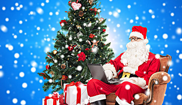 科技,休假,人,概念,男人,服饰,圣诞老人,笔记本电脑,礼物,圣诞树,坐,扶手椅,上方,蓝色,雪,背景