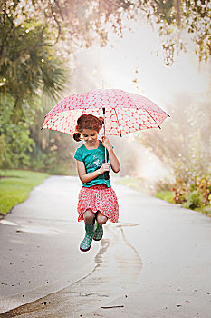 女孩,拿着,向上,伞,跳跃,水坑,街上
