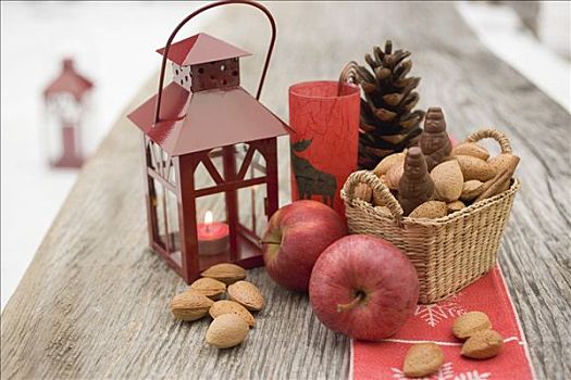 圣诞装饰,苹果,坚果,灯笼,桌上