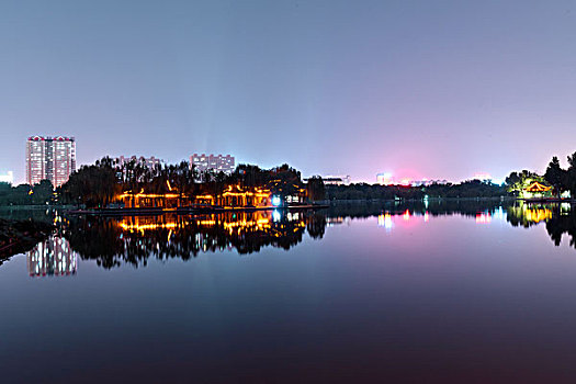 明湖夜色