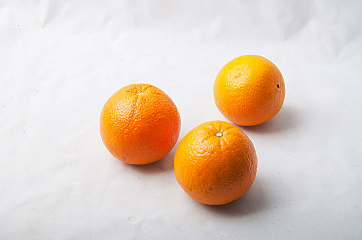 白色背景中的橙子
