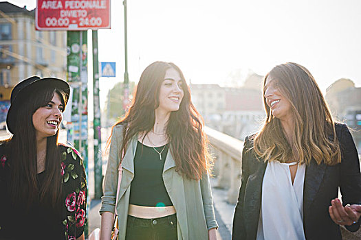 三个女人,年轻,漫步,交谈,城市