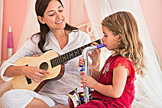 女人,弹吉他,女儿,演奏,萨克斯管