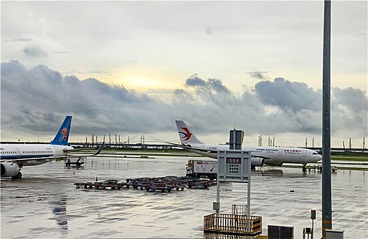雨过天晴的深圳机场停机坪一角