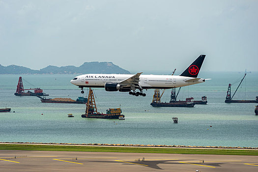 一架加拿大航空的客机正降落在香港国际机场