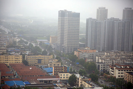 山东省日照市,一场秋雨如约而至,气温下降明显