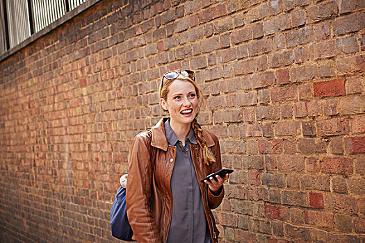 女人,走,砖墙,伦敦,英国