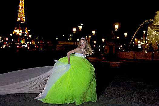 美女,穿,白色,霓虹,绿色,婚纱,跑,街道,夜晚
