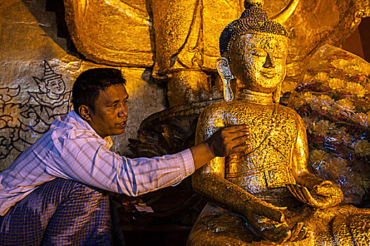 男人,增加,金箔,坐佛,雕塑,阿南达寺,蒲甘,曼德勒省,缅甸,亚洲