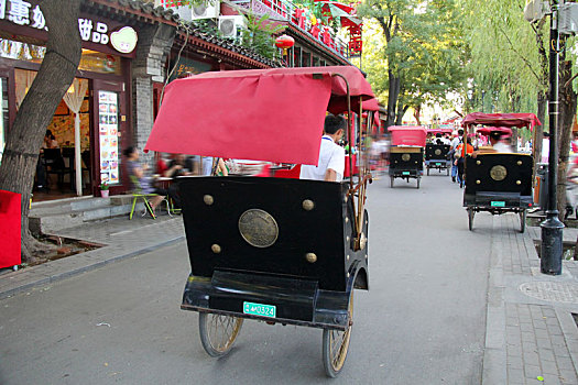 穿行在北京什刹海的三轮车