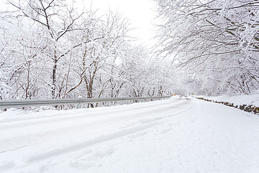 陕西秦岭公路雪景