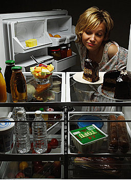 女人,看,水果沙拉,电冰箱,巧克力蛋糕,豆腐,果汁