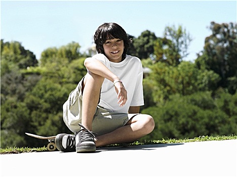 男孩,10-12岁,坐,滑板,公园,微笑,头像