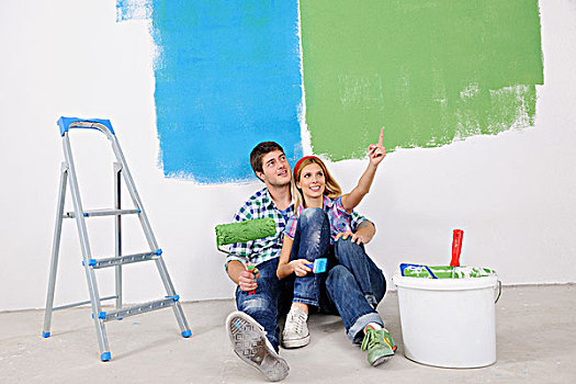 高兴,年轻,情侣,放松,绘画,白墙,绿色,蓝色,新家