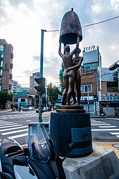 韩国首尔忠武路街头的雕塑