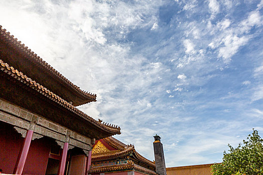 蓝天白云下北京故宫的飞檐走兽,红墙黄瓦,烟囱