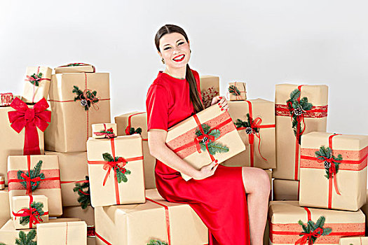 年轻,女人,头像,红裙,坐,一堆,圣诞礼物,拿着,圣诞节,包裹