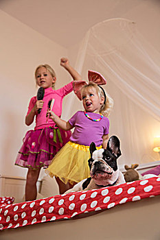 女孩,幼儿,姐妹,跳舞,唱,麦克风,发刷,床