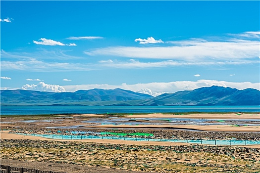 高原湖泊边上的防沙围栏,中国西藏