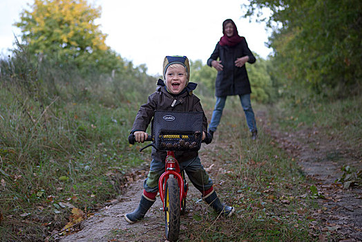 小男孩,骑,自行车,林中小径,笑,勃兰登堡,德国,欧洲