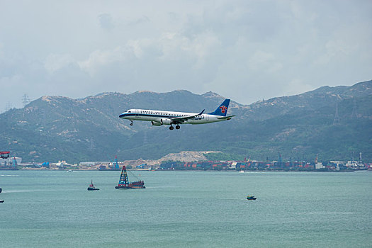 一架中国南方航空的客机正降落在香港国际机场