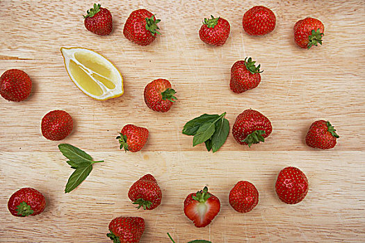 新鲜,草莓,薄荷叶,楔形,柠檬,木板