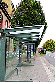 德国海德堡的透明玻璃公交亭