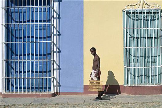 街景,殖民地,窗户,男人,走,特立尼达,古巴