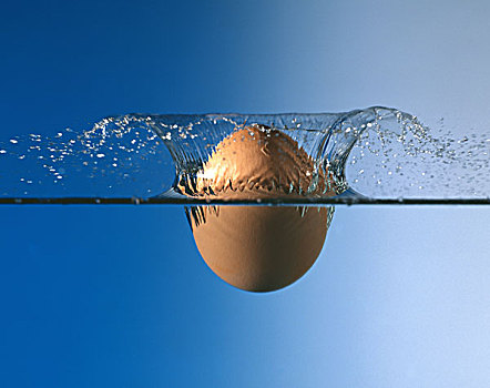 蛋,落下,水,正面,蓝色背景