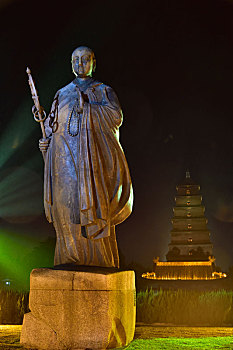 玄奘雕像与大雁塔