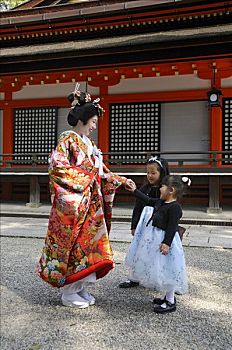 新娘,穿,传统,和服,年轻,伴娘,日本神道,婚礼,神祠,京都,日本,亚洲