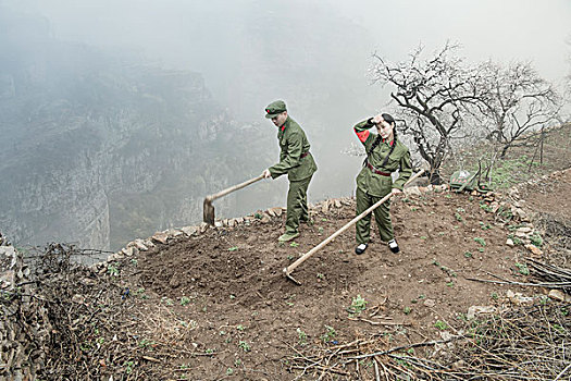 剧情,山村,山地,锄头,干活,杏花,雾