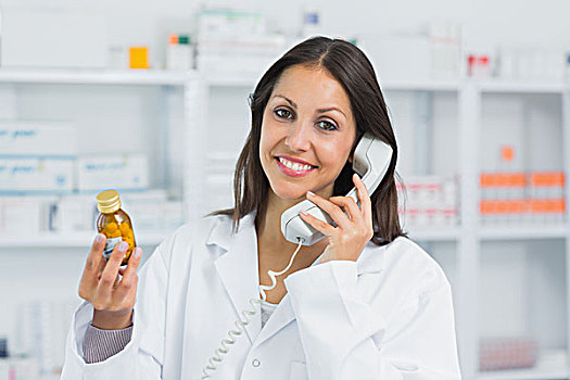 女性,药剂师,拿着,瓶子,药丸,联络,制药