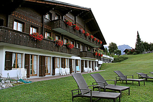 瑞士民居和草地上的躺椅