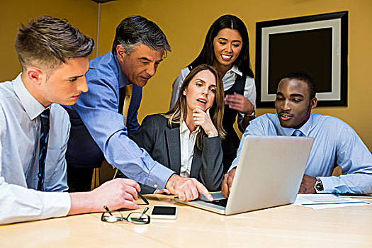 企业团队,会议室,笔记本电脑,办公室