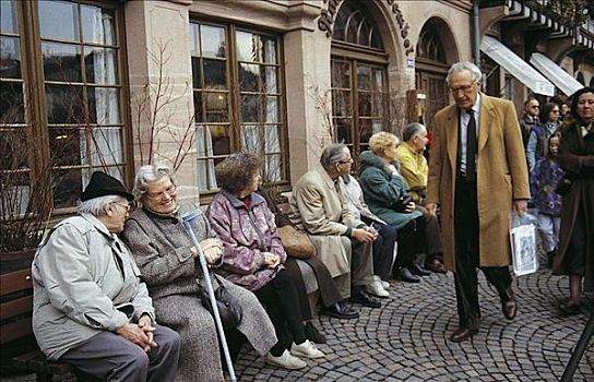 老人,退休老人,坐,长椅,交谈,路人,城市,德国,欧洲