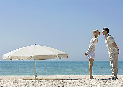 情侣,站立,海滩,靠近,伞,吻