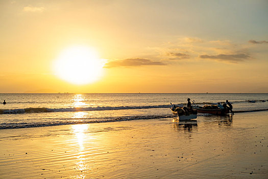 三亚亚龙湾海边日落人们的玩海水