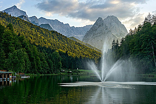 喷泉,山,阿尔卑斯峰,中间,正面,大,加米施帕藤基兴,地区,陆地,阿尔卑斯山,上巴伐利亚,巴伐利亚,德国,欧洲