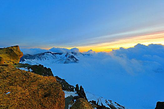 夕阳下的长白山