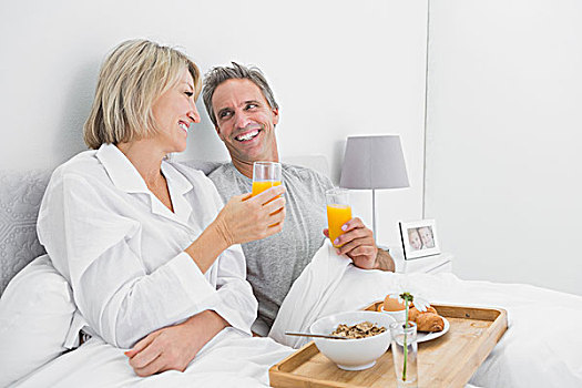 愉悦,情侣,橙汁,床上早餐,在家,卧室