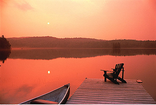 宽木躺椅,码头,独木舟,湖,日落