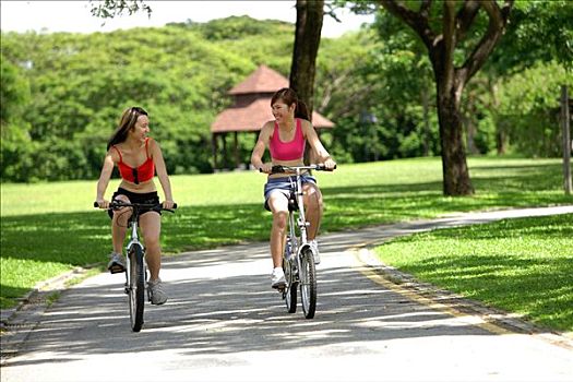 两个女人,骑自行车,并排