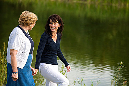 两个女人,走,旁侧,湖