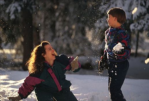 母亲,儿子,打雪仗,冬天